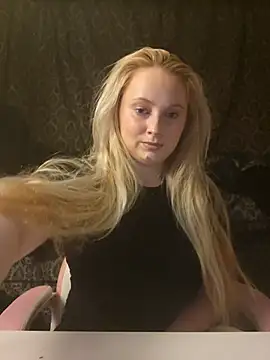 Snapshot of EmilyAngelUK chatting on December 19, 11:23 pm EmilyAngelUK online show from December 19, 11:23 pm