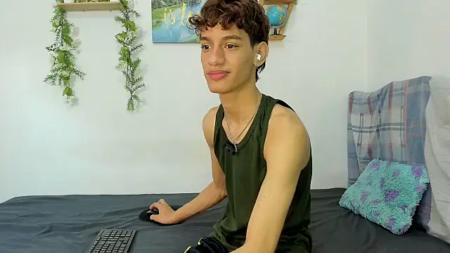 Snapshot of Peterfrost19 chatting on October 3, 10:07 pm Peterfrost19 online show from October 3, 10:07 pm