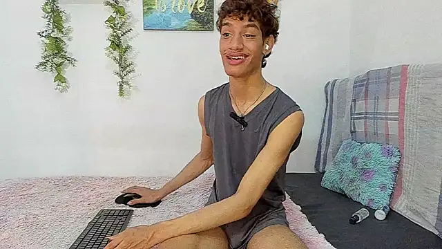 Snapshot of Peterfrost19 chatting on November 13, 10:19 pm Peterfrost19 online show from November 13, 10:19 pm