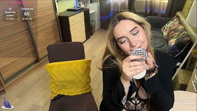 Snapshot of xxx_sandra_ chatting on August 3, 1:38 pm xxx sandra online show from August 3, 1:38 pm