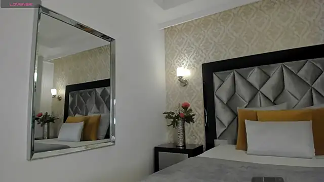 Snapshot of Layla_Mackenzie chatting on October 10, 4:22 am Layla Mackenzie online show from October 10, 4:22 am