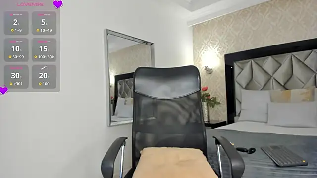 Snapshot of Layla_Mackenzie chatting on November 30, 3:10 am Layla Mackenzie online show from November 30, 3:10 am