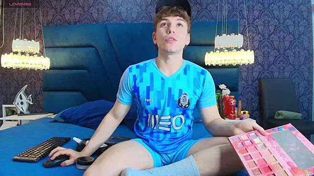 Snapshot of TaylerWhite chatting on January 8, 11:45 am TaylerWhite online show from January 8, 11:45 am