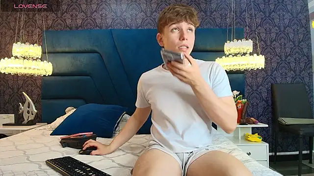 Snapshot of TaylerWhite chatting on January 11, 11:48 am TaylerWhite online show from January 11, 11:48 am