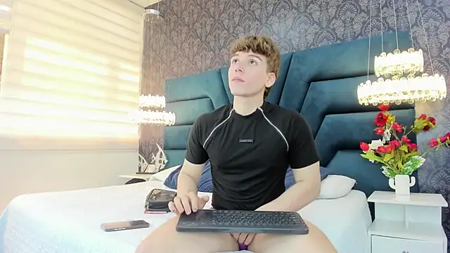 Snapshot of TaylerWhite chatting on March 20, 3:17 pm TaylerWhite online show from March 20, 3:17 pm