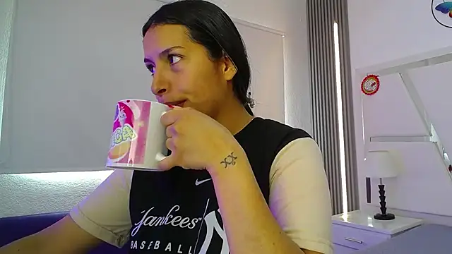 Mia garcia28 online show from December 16, 3:39 pm