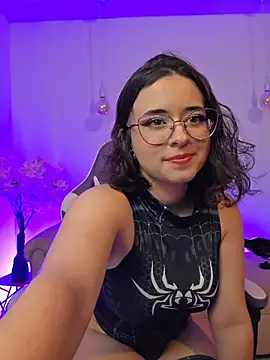 Snapshot of Mia_wee chatting on February 19, 7:21 pm Mia wee online show from February 19, 7:21 pm