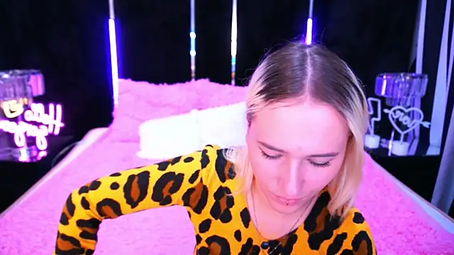 Snapshot of LilElfie chatting on October 8, 7:06 am LilElfie online show from October 8, 7:06 am