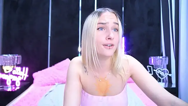 Snapshot of LilElfie chatting on October 10, 1:10 pm LilElfie online show from October 10, 1:10 pm