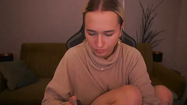 Snapshot of LilElfie chatting on October 12, 1:43 pm LilElfie online show from October 12, 1:43 pm