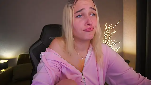 Snapshot of LilElfie chatting on October 17, 1:14 pm LilElfie online show from October 17, 1:14 pm