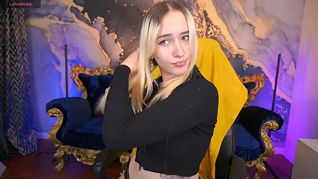 Snapshot of LilElfie chatting on October 22, 7:46 pm LilElfie online show from October 22, 7:46 pm