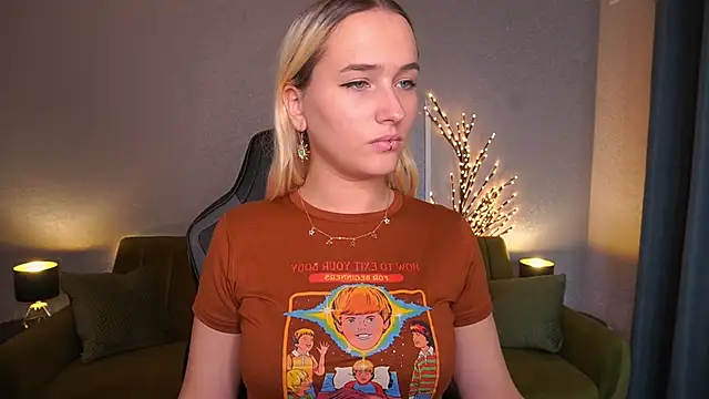 Snapshot of LilElfie chatting on October 24, 2:57 pm LilElfie online show from October 24, 2:57 pm