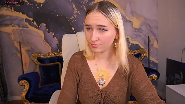 Snapshot of LilElfie chatting on October 29, 8:21 pm LilElfie online show from October 29, 8:21 pm