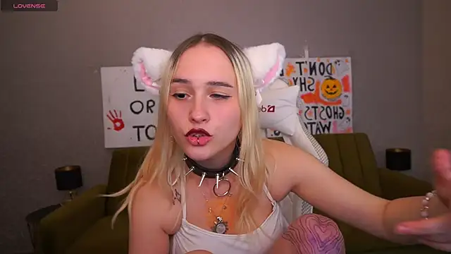 Snapshot of LilElfie chatting on October 31, 11:28 pm LilElfie online show from October 31, 11:28 pm