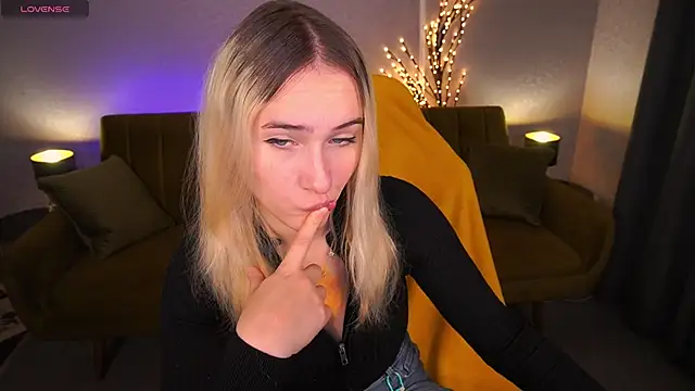 Snapshot of LilElfie chatting on November 5, 1:44 pm LilElfie online show from November 5, 1:44 pm