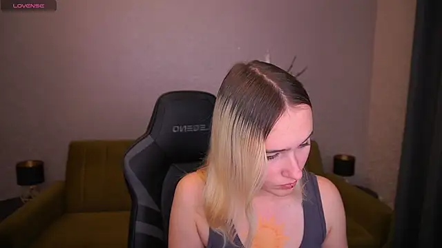 Snapshot of LilElfie chatting on November 8, 2:28 pm LilElfie online show from November 8, 2:28 pm