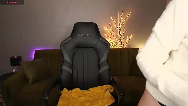 Snapshot of LilElfie chatting on November 15, 1:51 pm LilElfie online show from November 15, 1:51 pm