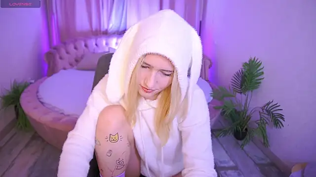 Snapshot of LilElfie chatting on November 16, 9:26 am LilElfie online show from November 16, 9:26 am