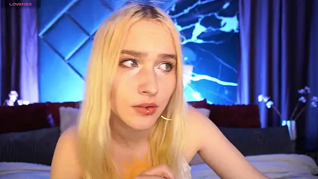 LilElfie online show from March 12, 10:05 pm