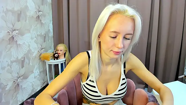 Snapshot of cute_luucy chatting on October 23, 2:33 am cute luucy online show from October 23, 2:33 am