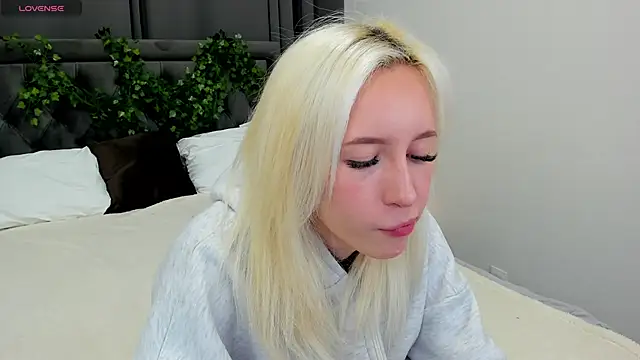 Snapshot of cute_luucy chatting on November 18, 1:44 am cute luucy online show from November 18, 1:44 am