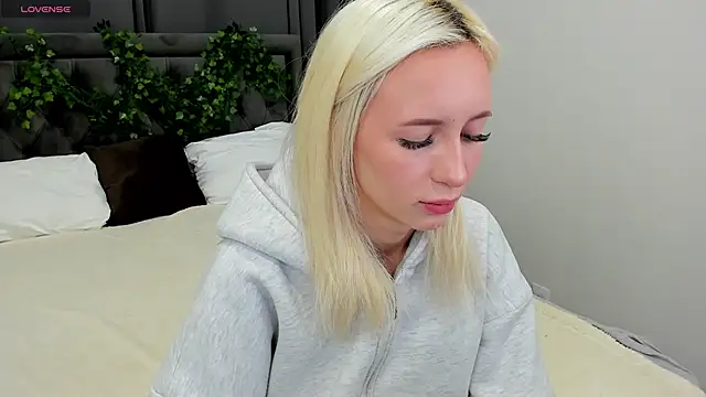 Snapshot of cute_luucy chatting on November 19, 2:44 am cute luucy online show from November 19, 2:44 am