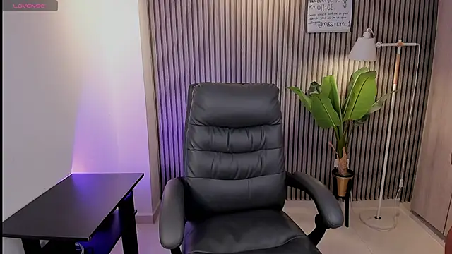 Missnaomi  online show from September 28, 5:57 am