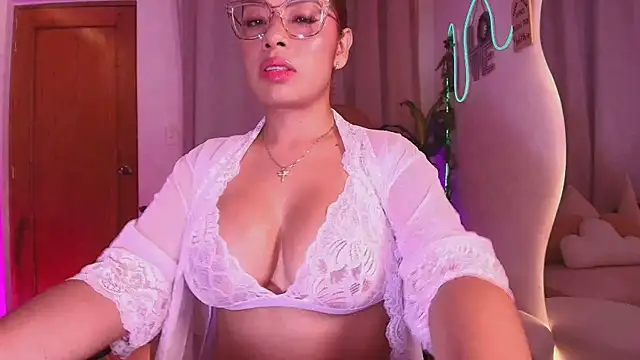 Snapshot of megansan_ chatting on May 7, 2:22 pm megansan online show from May 7, 2:22 pm
