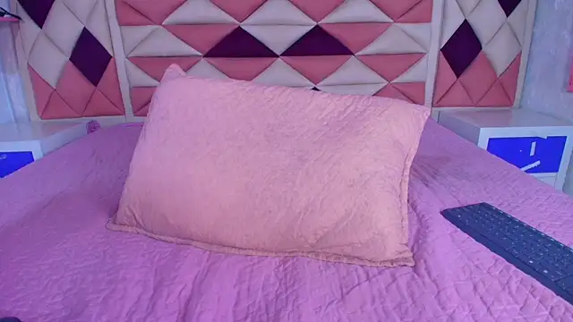 Snapshot of valecastro_ chatting on September 13, 7:24 pm valecastro  online show from September 13, 7:24 pm