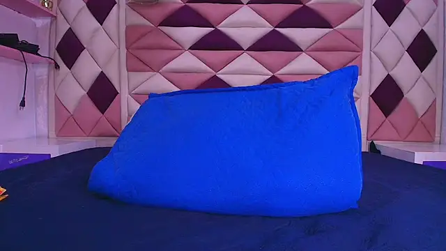 valecastro  online show from October 30, 7:14 pm