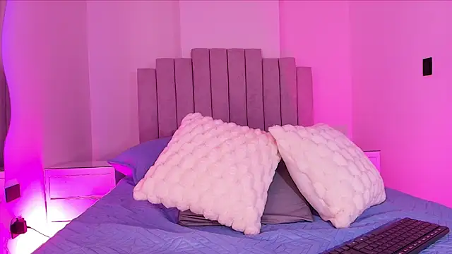 valecastro  online show from November 29, 8:01 pm