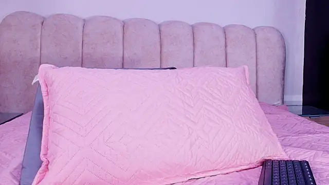 valecastro  online show from December 1, 7:19 pm