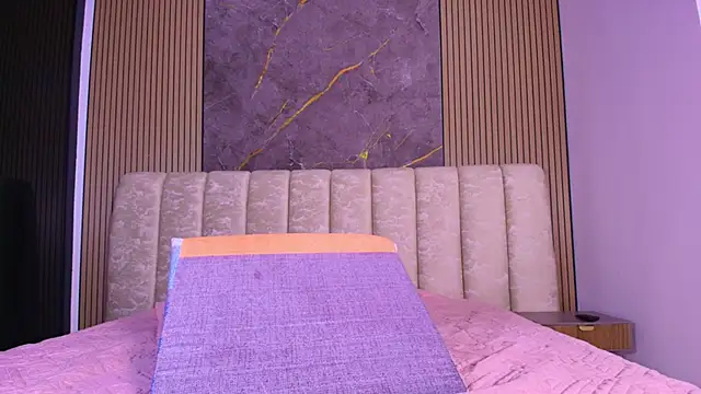 valecastro  online show from December 3, 7:12 pm