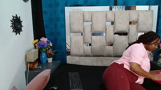 AmbarSmit online show from November 1, 7:05 pm