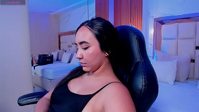 Snapshot of julieta_rosee chatting on May 5, 11:13 pm julieta rosee online show from May 5, 11:13 pm