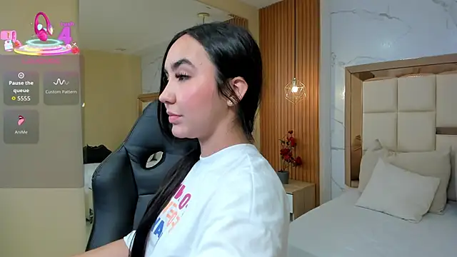 Snapshot of julieta_rosee chatting on July 14, 10:37 pm julieta rosee online show from July 14, 10:37 pm