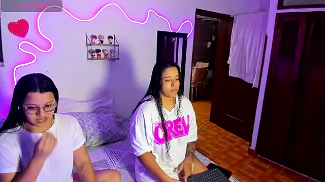 Snapshot of Dilan_and_Mia chatting on May 6, 12:19 am Dilan and Mia online show from May 6, 12:19 am