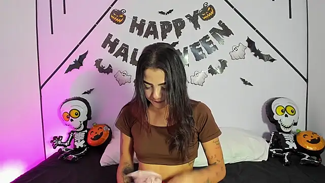 Snapshot of MiahCornell_ chatting on November 1, 7:05 pm MiahCornell online show from November 1, 7:05 pm