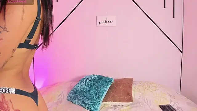 Snapshot of MiahCornell_ chatting on November 26, 8:43 pm MiahCornell online show from November 26, 8:43 pm