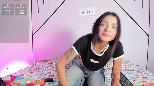 Snapshot of MiahCornell_ chatting on December 5, 8:27 pm MiahCornell online show from December 5, 8:27 pm