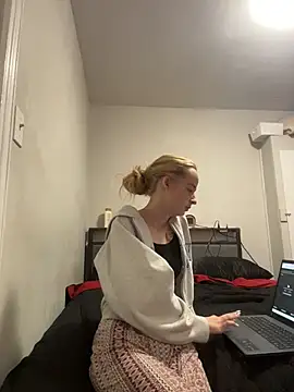 Snapshot of SeccySerena chatting on February 25, 5:33 pm SeccySerena online show from February 25, 5:33 pm