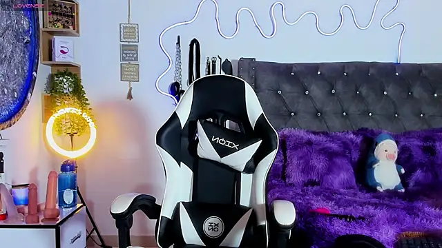 Snapshot of Katherine_Rose chatting on November 11, 11:05 pm Katherine Rose online show from November 11, 11:05 pm