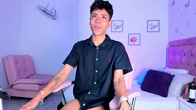 Snapshot of MaxiWildd chatting on June 4, 1:06 pm MaxiWildd online show from June 4, 1:06 pm