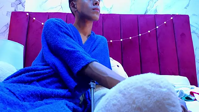 Snapshot of PrincePoppy chatting on December 17, 8:37 pm PrincePoppy online show from December 17, 8:37 pm