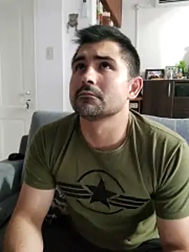 Snapshot of Bradd_32 chatting on December 20, 2:18 am Bradd 32 online show from December 20, 2:18 am