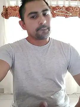 Snapshot of Bradd_32 chatting on January 8, 5:26 pm Bradd 32 online show from January 8, 5:26 pm