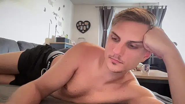 Snapshot of Sweetbooy90 chatting on June 16, 12:52 pm Sweetbooy90 online show from June 16, 12:52 pm