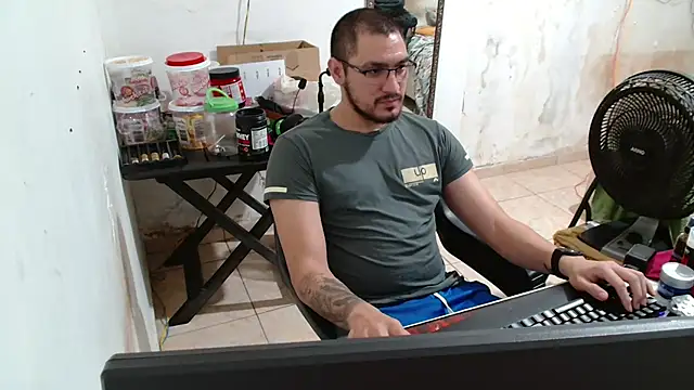 Snapshot of Leonino231 chatting on October 9, 10:30 pm Leonino231 online show from October 9, 10:30 pm