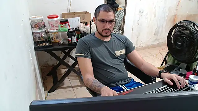 Snapshot of Leonino231 chatting on October 10, 4:39 pm Leonino231 online show from October 10, 4:39 pm